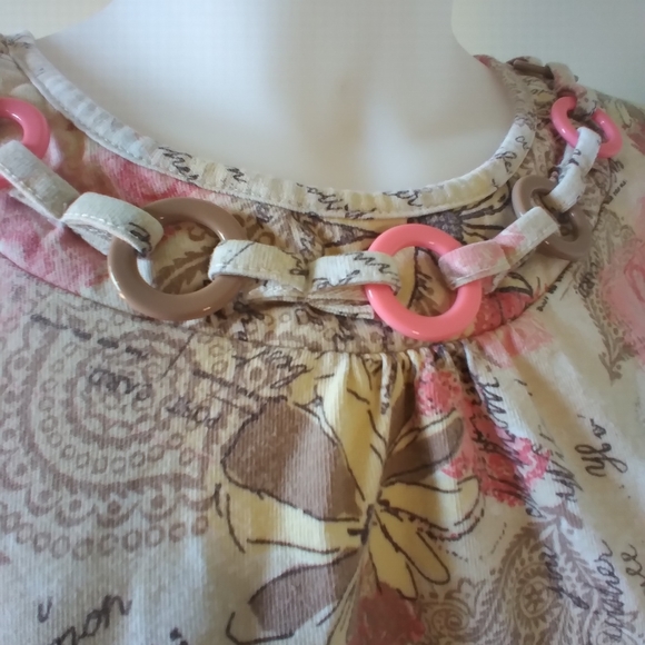 Pretty Vintage Top by Shenanigans with plastic Hoops at Neckline - Picture 3 of 6
